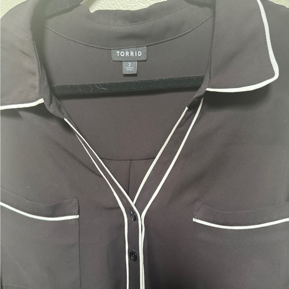 Torrid Black and White Sleeveless Blouse | 20/22 - Picture 2 of 5